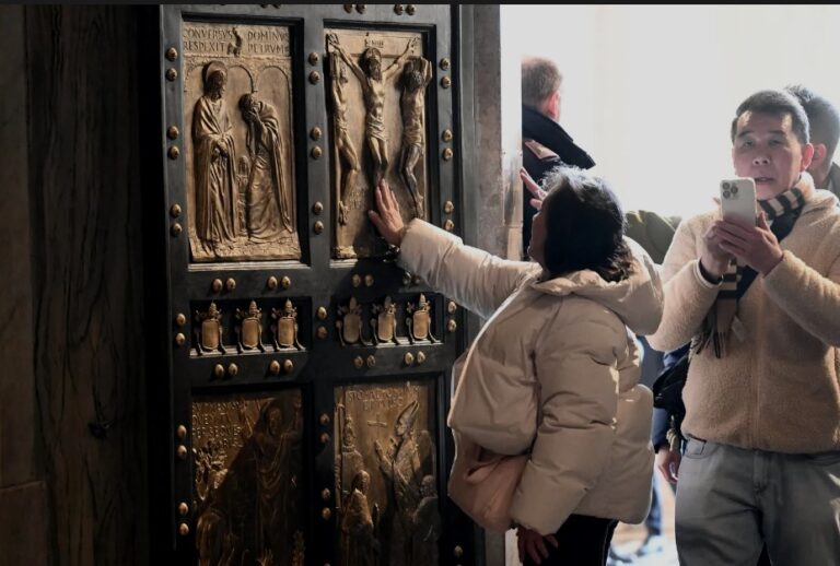 Oltre mezzo milione di pellegrini ha varcato la Porta Santa di San Pietro.