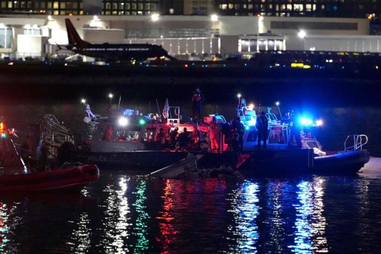 Washington, aereo con 64 passeggeri si scontra con elicottero: “Non ci sono sopravvissuti”.