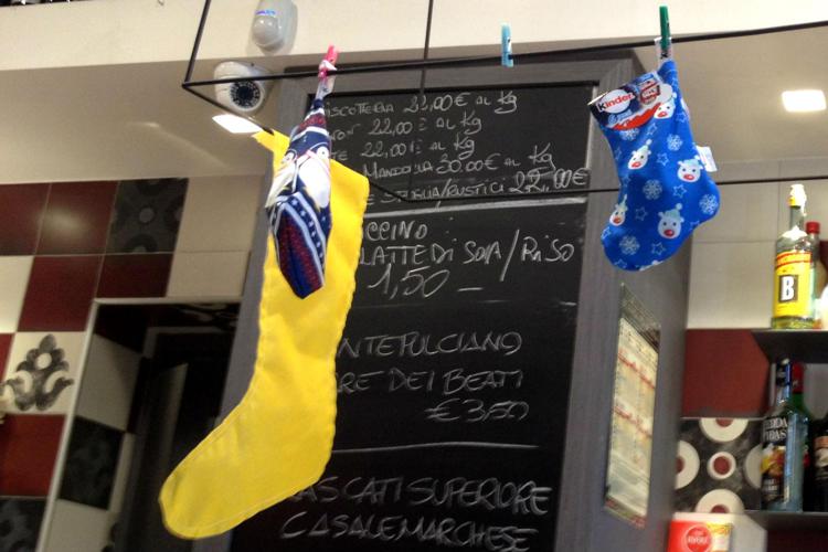No al carbone, sì alla cioccolata: cosa mettere nella calza della Befana.