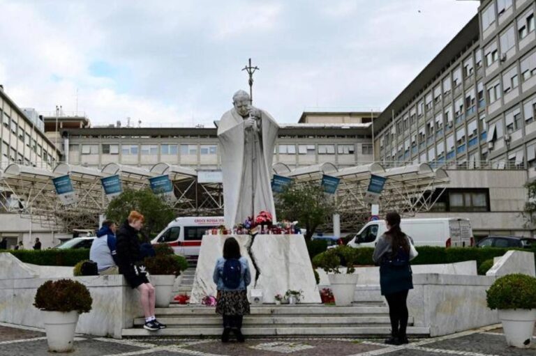 Papa Francesco in ospedale, Vaticano: “Lieve miglioramento”. Meloni in visita 20 minuti: “Vigile e reattivo”.