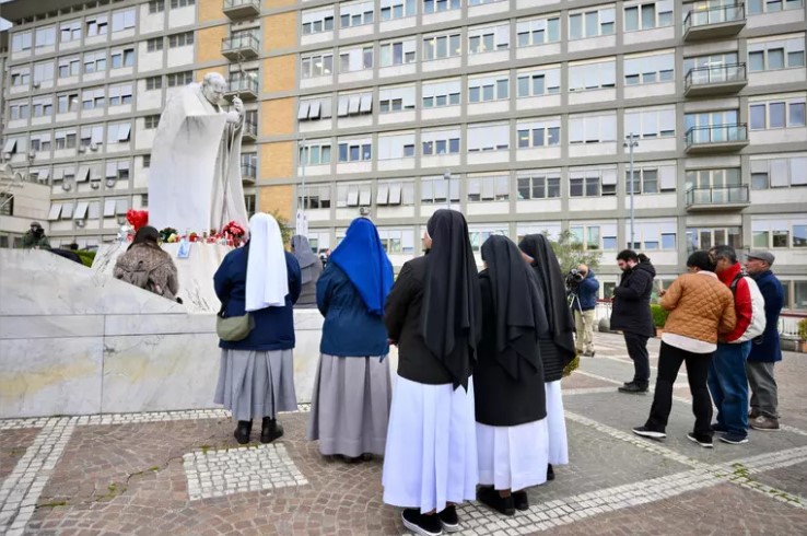 Il Papa ancora in lieve miglioramento.