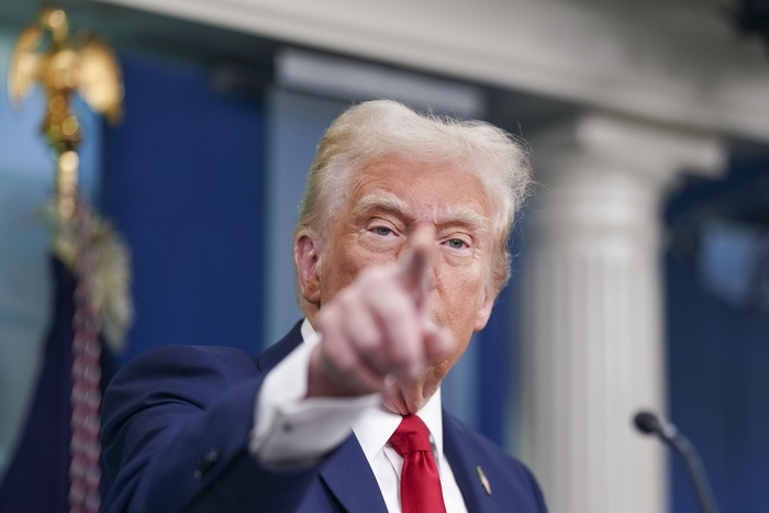 Scattano i dazi per Messico, Canada e Cina. Trump: ‘Li imporrò anche all’Ue’.