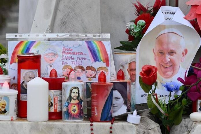 fedeli_omaggi_papa_afp