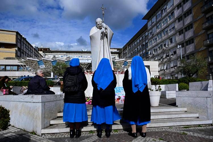 Papa Francesco, nuova crisi di broncospasmo. Vaticano: “Prognosi resta riservata”
