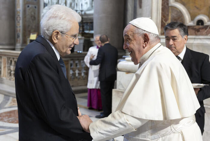 Mattarella partecipa alla messa del Papa per i nuovi santi