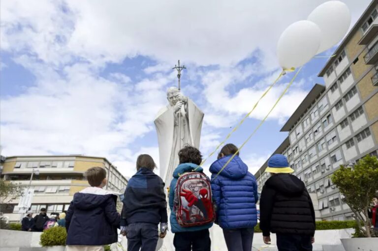 Il Papa migliora ancora, ‘sospesa ventilazione non invasiva’.