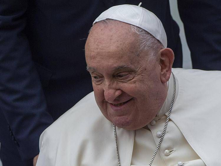 Papa Francesco, Vaticano: “Lievi miglioramenti con l’uso della parola”.