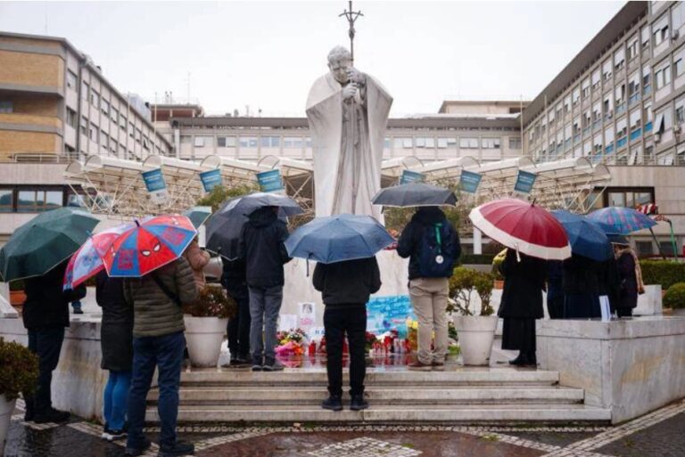 Papa Francesco, Vaticano: “Condizioni stabili, prognosi resta riservata”.