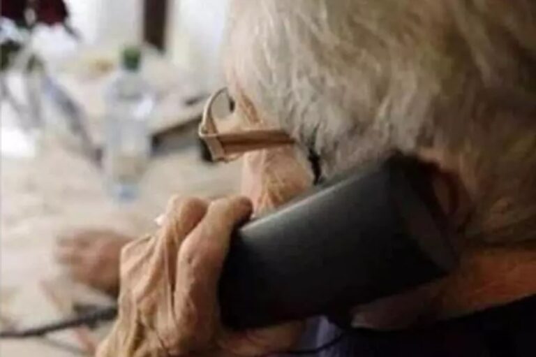 Il call center delle truffe agli anziani, vittime sfinite.