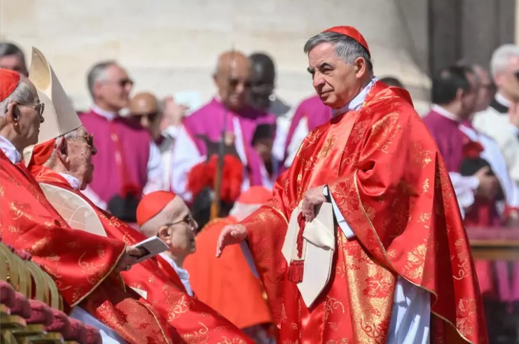 Conclave, i cardinali ringraziano Becciu: ‘La giustizia chiarirà’.