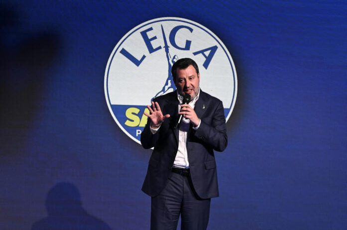 Salvini consegna a Vannacci la tessera della Lega