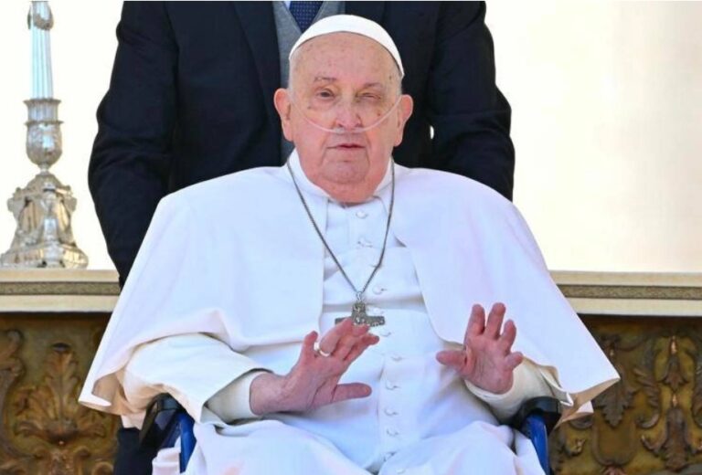 Papa Francesco migliora, Vaticano: “Prolungati periodi senza ossigeno”.