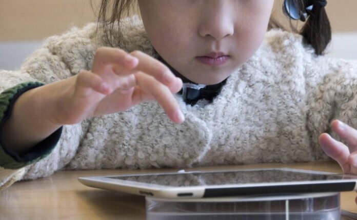 USA: FIGLI DI 'APPLE'; DI MODA CHIAMARE BIMBI MAC E SIRI