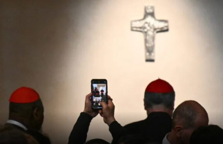 Conclave 2025, cellulari out e cardinali blindati: tutto top secret, le regole.