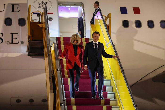 Brigitte schiaffeggia Macron? ‘Stavamo solo scherzando’.