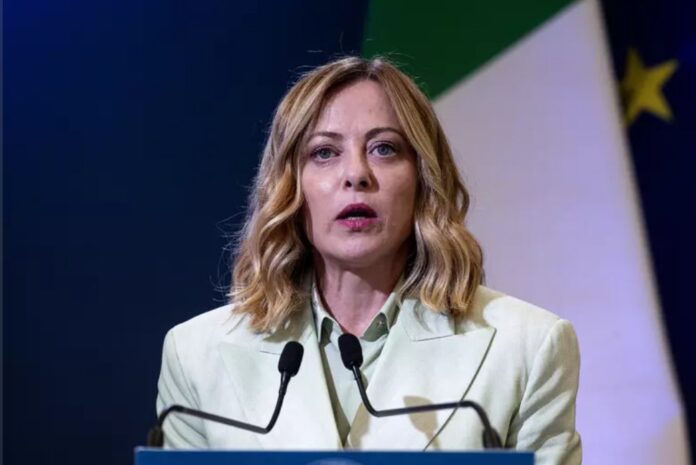 Meloni_giacca_bianca