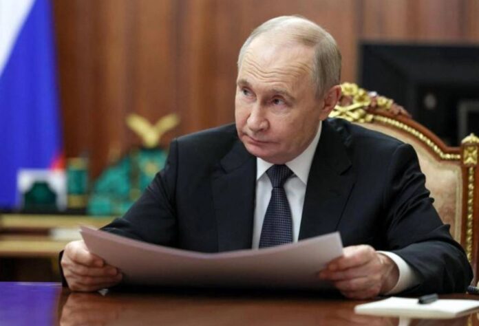 Putin_scrivania_fogli