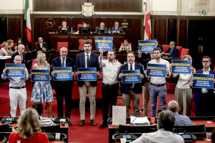 In Consiglio comunale Milano contestazioni a Sala