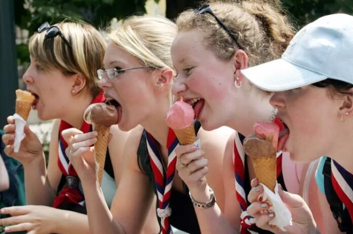 Ragazze_che_mangiano_il_gelato