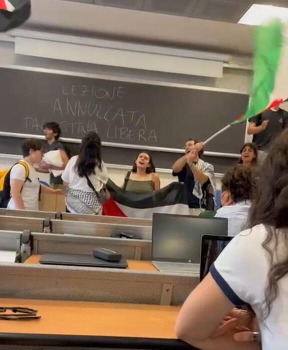 ++ Blitz pro Pal in aula, interrotta lezione in Ateneo Pisa ++