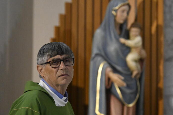 Messa a Caivano con don Patriciello, poca gente e il prefetto
