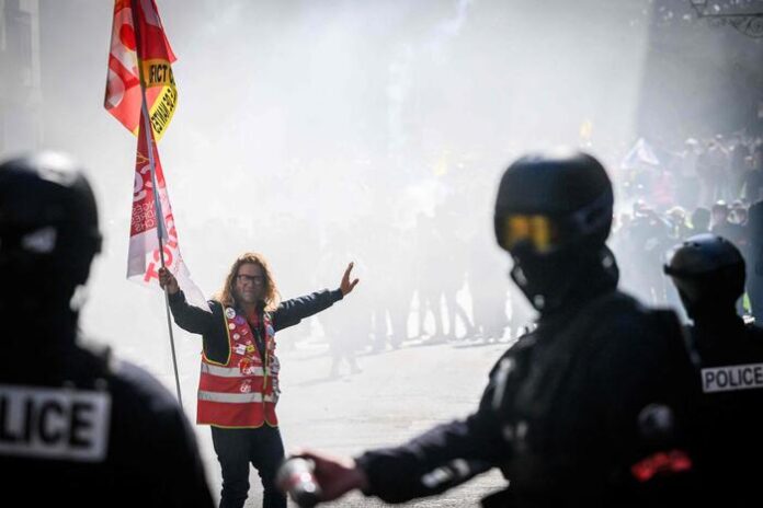 In Francia, alle 14, 128 fermati e 7 poliziotti feriti