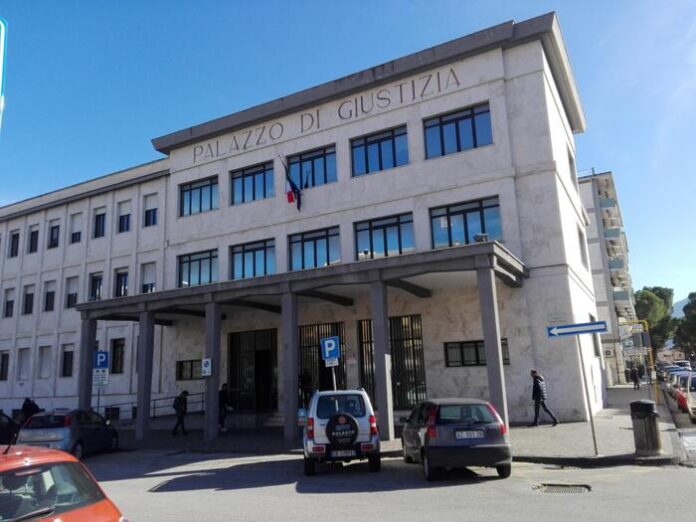 Violentano una 12enne e postano video su WhatsApp