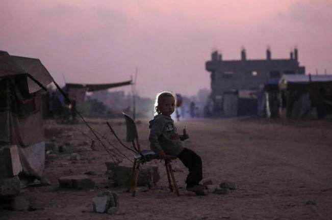 Gaza_bimba_seduta_in_strada