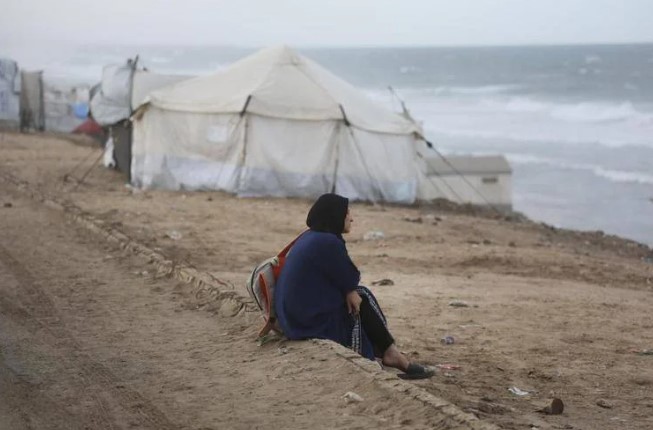 Gaza_donna_guarda_il_mare