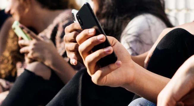 Persone_con_smartphone