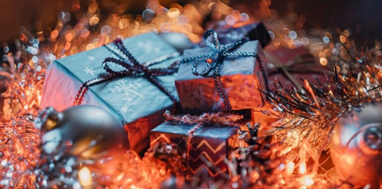 La guida alle idee regalo artistiche ed esperienze culturali per il Natale 2025.