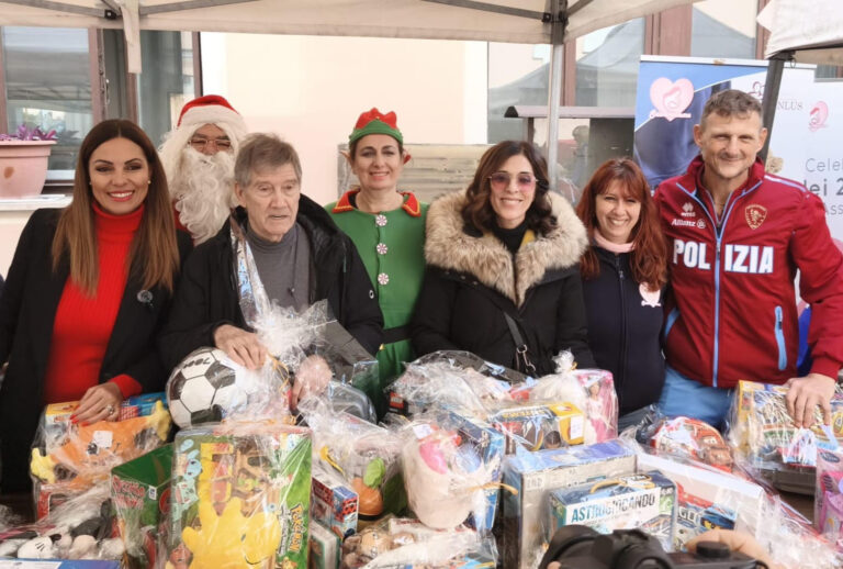 Salvamamme accende il Natale delle famiglie fragili: oltre 5.000 giocattoli recuperati e distribuiti grazie alla solidarietà.