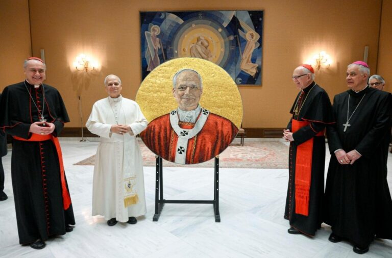Presentato al Papa il mosaico con il ritratto per la Basilica di San Paolo.