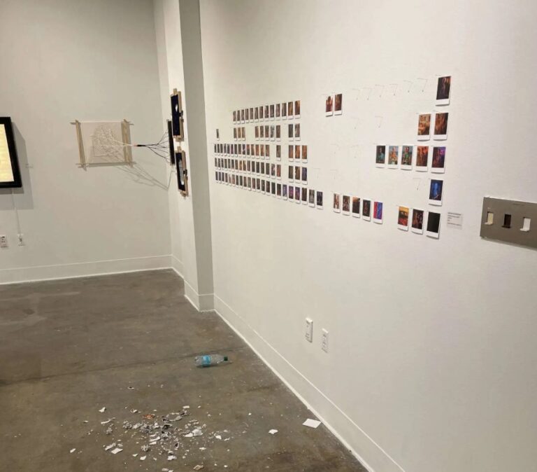 USA, studente mangia opera d’arte per protestare contro l’intelligenza artificiale.