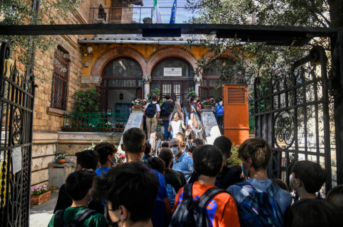 Ragazzi_entrano_a_scuola