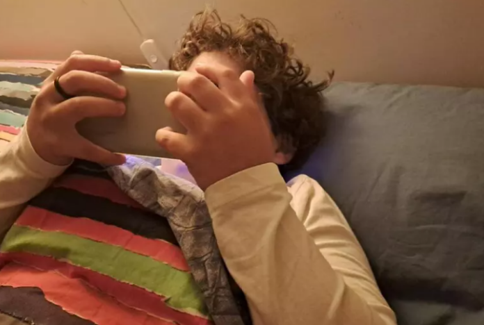 Ragazzino_con_smartphone