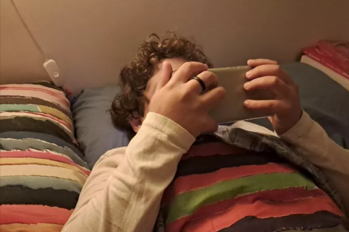 Bambino_con_smartphone