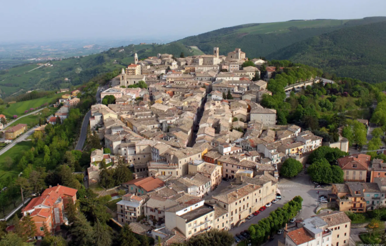 Cingoli vince il Borgo dei Borghi 2026: trionfo per il “Balcone delle Marche”.
