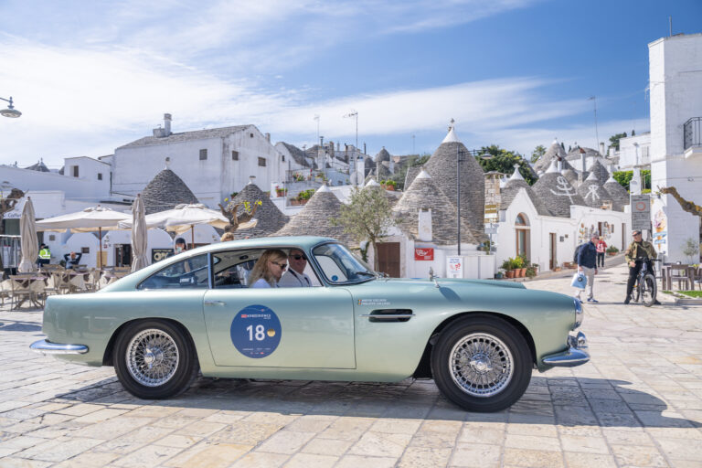 La 1000 Miglia Experience Italy 2026 fa tappa ad Alberobello.