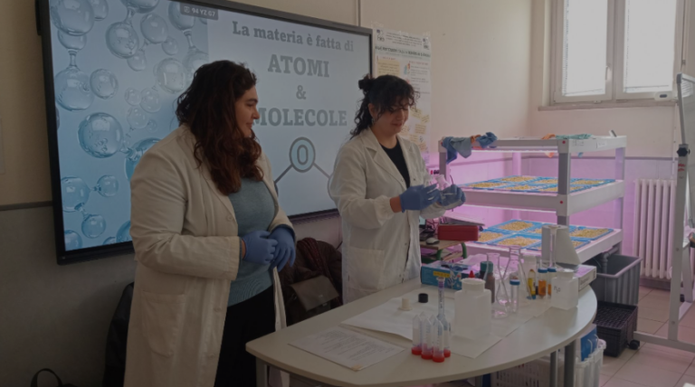 Studenti e studentesse in campo a Parma per diffondere le materie STEM.