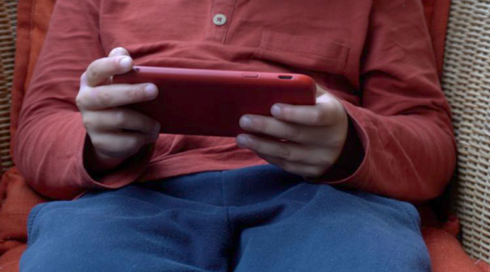 Bambino_con_smartphone_1