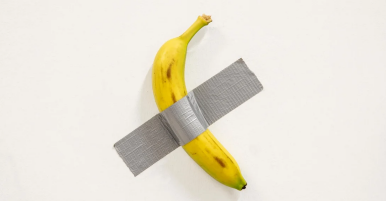 La banana di Cattelan è stata rubata di nuovo. Trafugata (o mangiata?) da un visitatore al Pompidou di Metz.