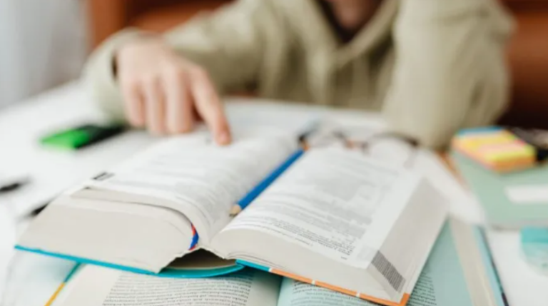 I docenti creano libri di testo con l’AI e le famiglie risparmiano il 90%: il progetto Book in Progress AI riconosciuto il migliore al mondo.