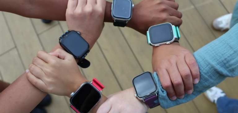 Dalla Spagna arriva lo smartwatch per i minori che però preserva dalle dipendenze. “Restituiamo il giusto tempo all’infanzia”.