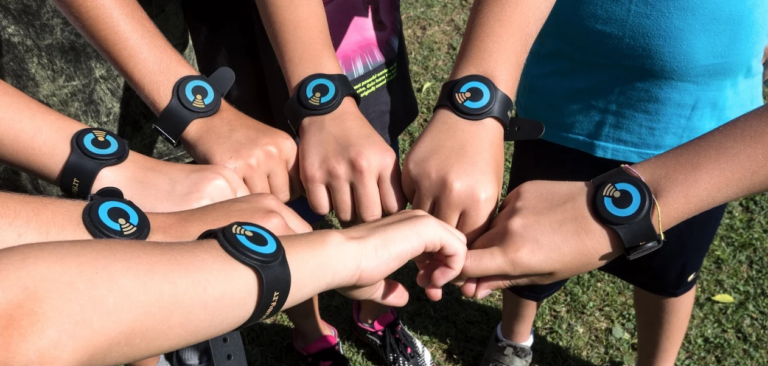 Da Milano la startup nata in un oratorio. “Con i nostri braccialetti tech i bambini vanno al centro estivo senza pensieri”.