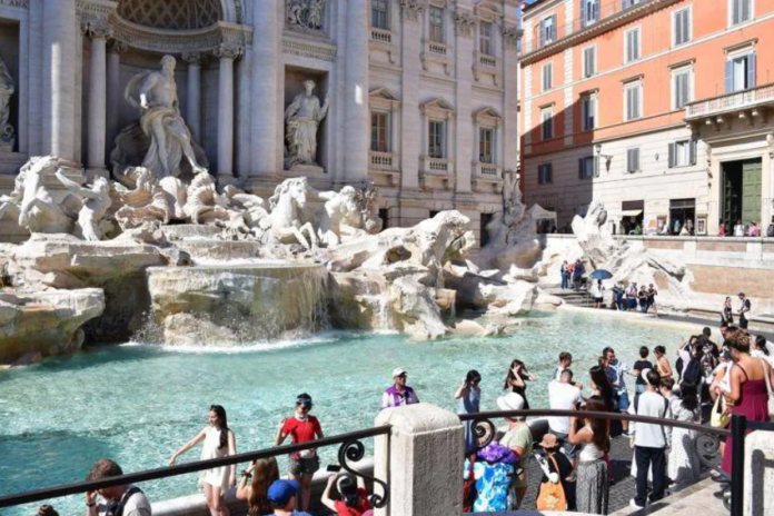 Fontana_di_Trevi_turisti