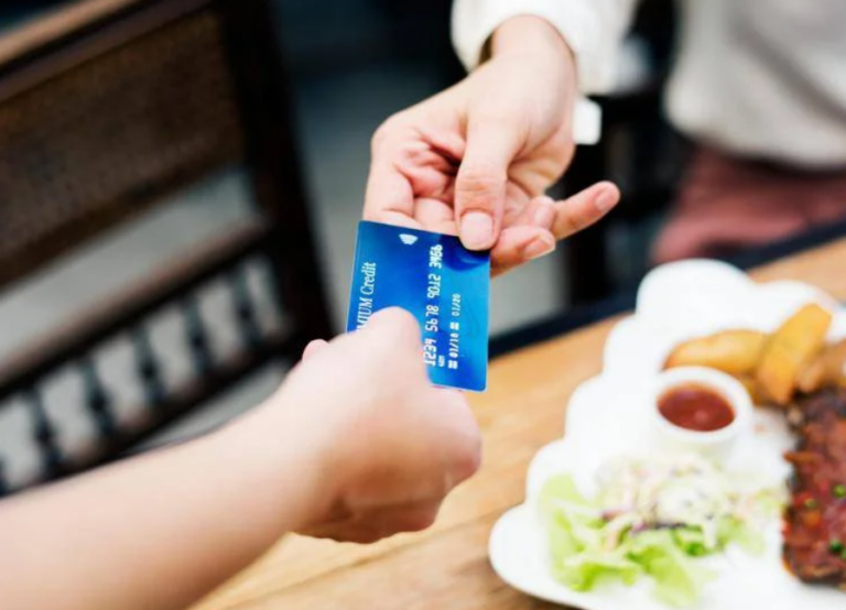 Paghi con la carta in vacanza? 10 consigli per usarla riducendo rischi e costi.