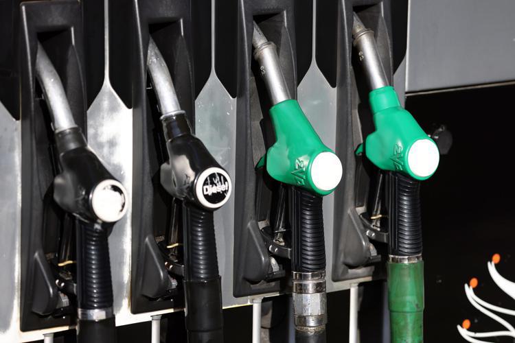 Carburanti, oggi Cdm per proroga misure. Fonti di Palazzo Chigi: “Al lavoro per tutela fasce di reddito più deboli”.