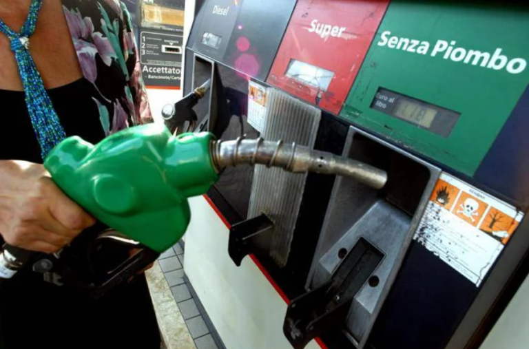 Caro carburanti, Eni: “Da lunedì un tetto ai prezzi di benzina e gasolio per 30 giorni”.