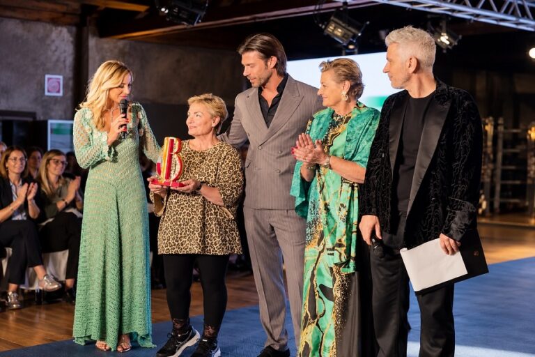 Standing ovation per Antonietta Tuccillo alla Milano Fashion Week: a B ICONIC il crochet nato durante le terapie diventa moda.